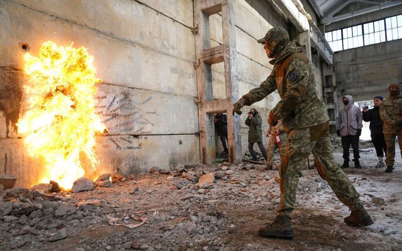 2022年2月6日，烏克蘭首都基輔一個名為「不要驚慌！做好準備！」的訓練活動中，有烏克蘭民眾學習投擲燃燒彈。 （AP）