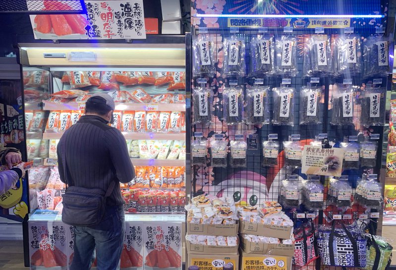 行政院今將舉行「日本食品輸入管制措施」記者會，宣布開放日本福島食品進口，並祭出三原則及三配套。圖為賣場架上的日本食品。記者許正宏／攝影