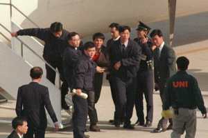 1999年2月8日海基會遣返九名大陸劫機犯，在解送金門的飛機上，曾發生情緒激動的狀況，抵達金門時在拉扯中、強制帶離飛機。圖／聯合報系資料照片