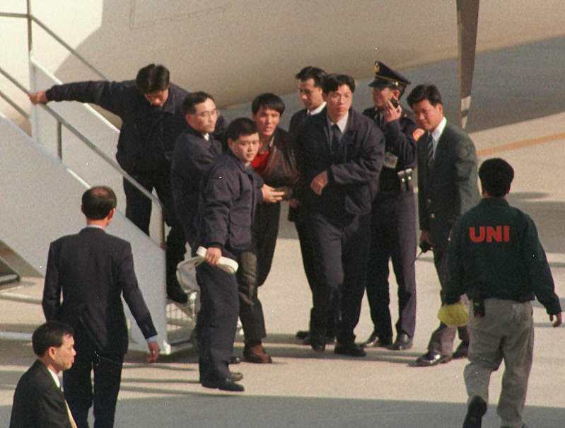 1999年2月8日海基會遣返九名大陸劫機犯，在解送金門的飛機上，曾發生情緒激動的狀況，抵達金門時在拉扯中、強制帶離飛機。圖／聯合報系資料照片