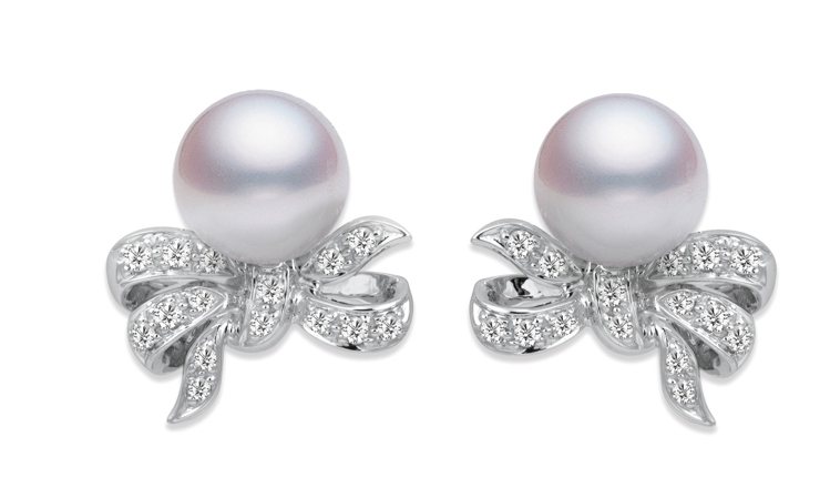 MIKIMOTO 珍珠蝴蝶結鑽石耳環，18K白金鑲嵌鑽石，搭配約 8.00毫米日...