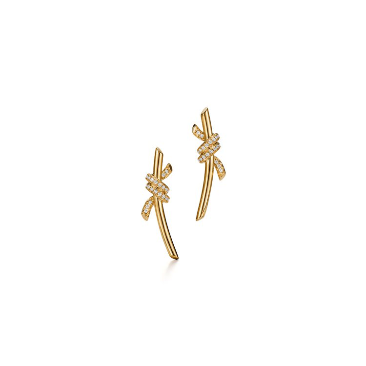 Tiffany Knot 18K金短版鑲鑽耳環，99,000元。圖／Tiffan...