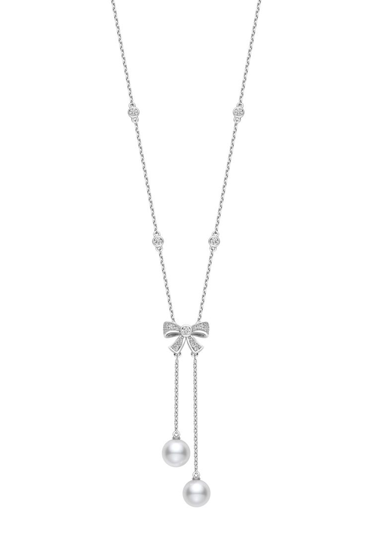 MIKIMOTO 珍珠蝴蝶結鑽石墜鍊，18K白金鑲嵌鑽石，搭配約 7.50毫米日本Akoya珍珠，11萬5,000元。圖／MIKIMOTO提供