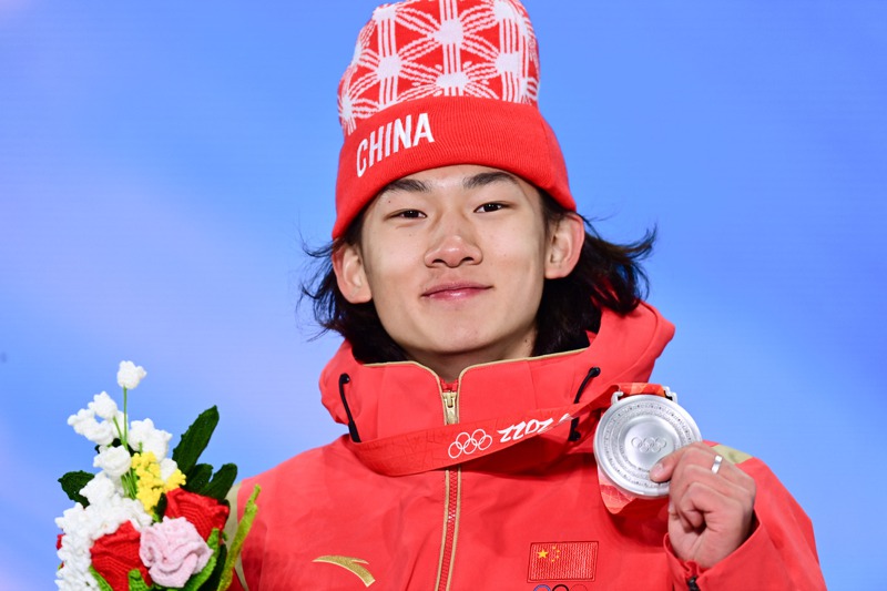 中國大陸單板滑雪小將蘇翊鳴在北京冬奧單板滑雪男子坡面障礙技巧決賽，原本被看好是金牌大熱門，結果拿下銀牌。新華社