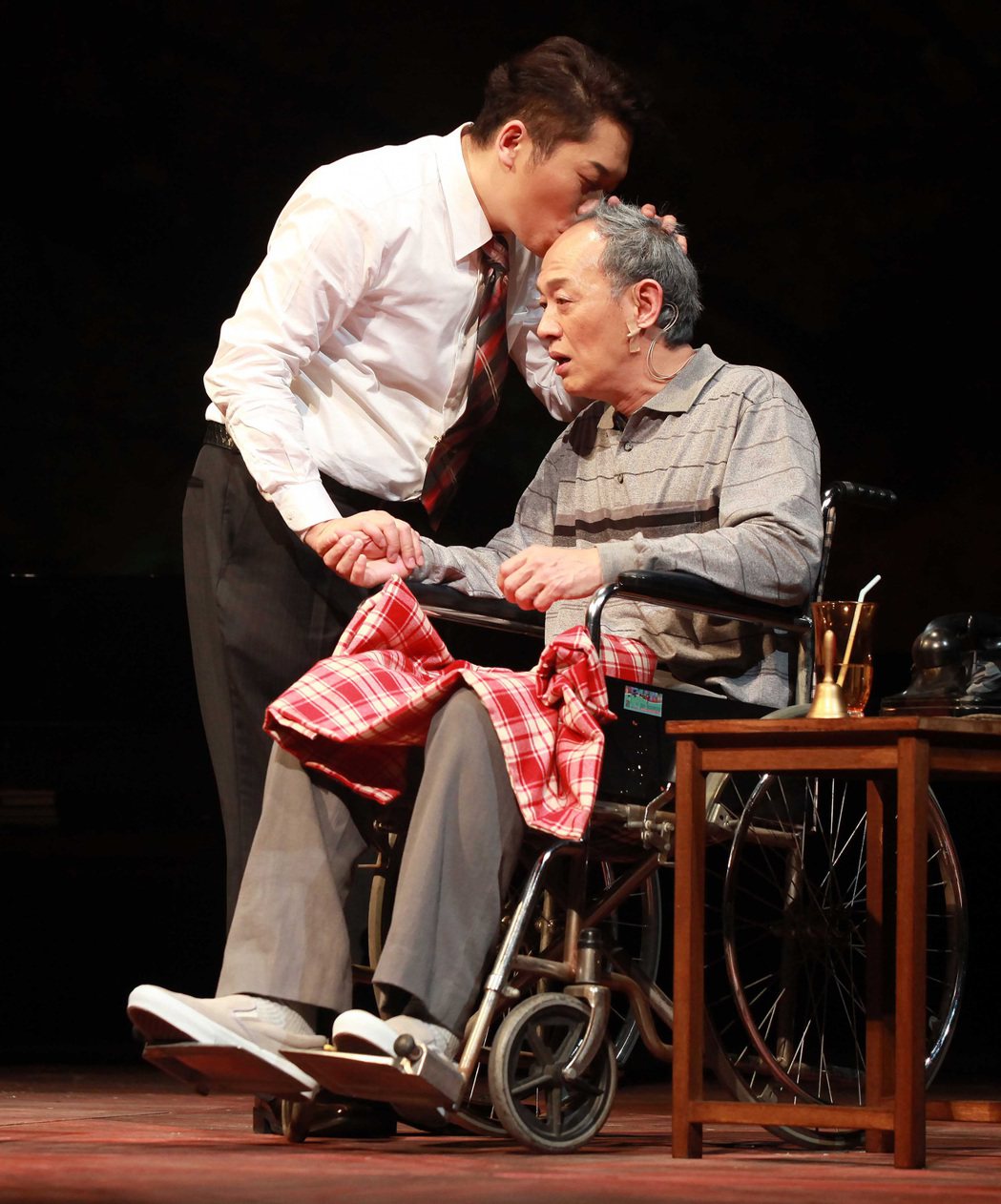 金士傑（右）、卜學亮演出經典舞台劇「最後14堂星期二的課」。圖／果陀劇場提供