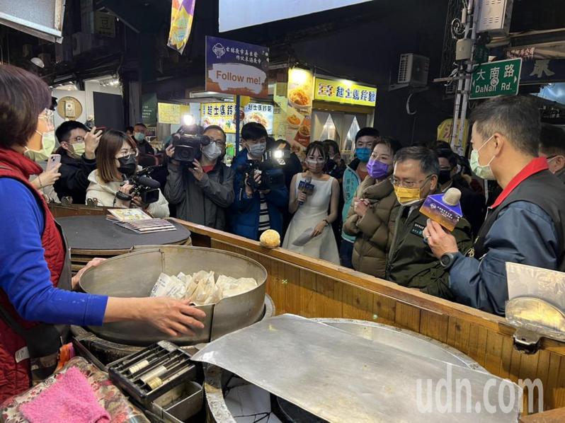 台北市副市長蔡炳坤和黃珊珊今晚揪團逛士林夜市，兩人逛到胡椒餅店時，黃珊珊說她最愛牛肉口味。記者徐偉真／攝影