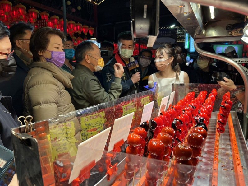 台北市副市長黃珊珊、蔡炳坤造訪士林夜市的糖葫蘆攤販。記者徐偉真／攝影