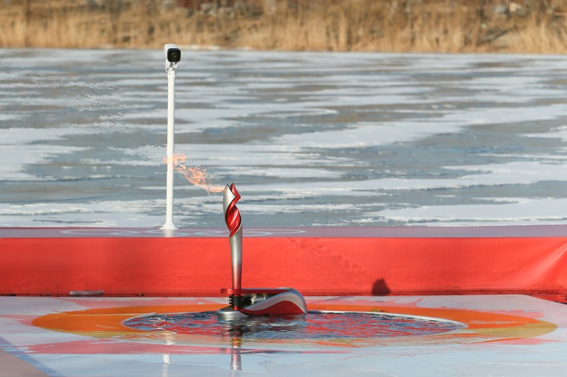 北京冬奧是奧運史上第一次，由機器人傳遞聖火。新華社