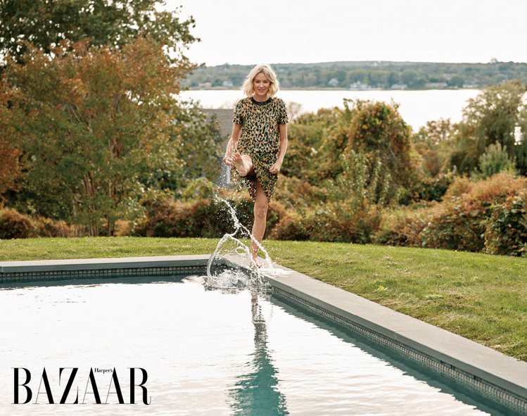 在豪宅邸優美的自然環境中，娜歐蜜華茲詮釋Dior衣、裙展現淘氣的一面。圖／《Ha...