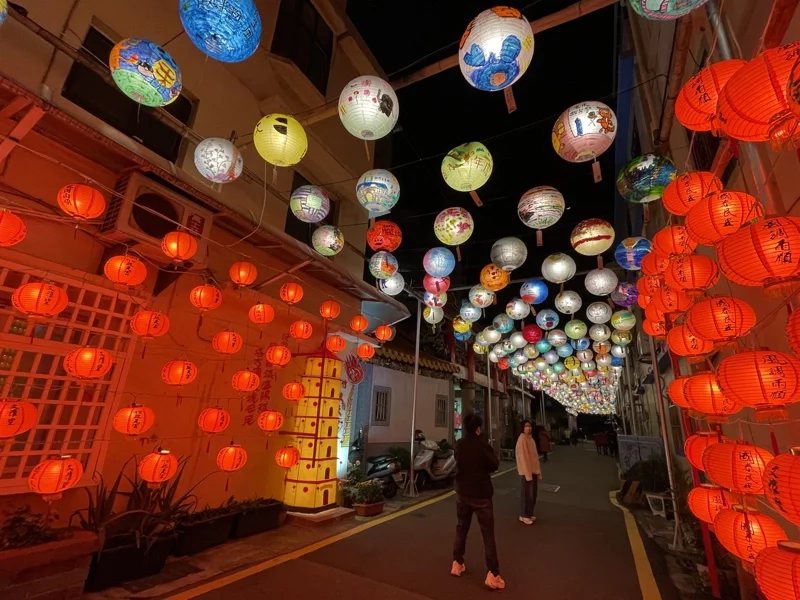 新竹市文雅里富町燈節開跑，彩繪燈籠高高掛，吸引民眾拍照欣賞。 圖／張裕珍 攝影