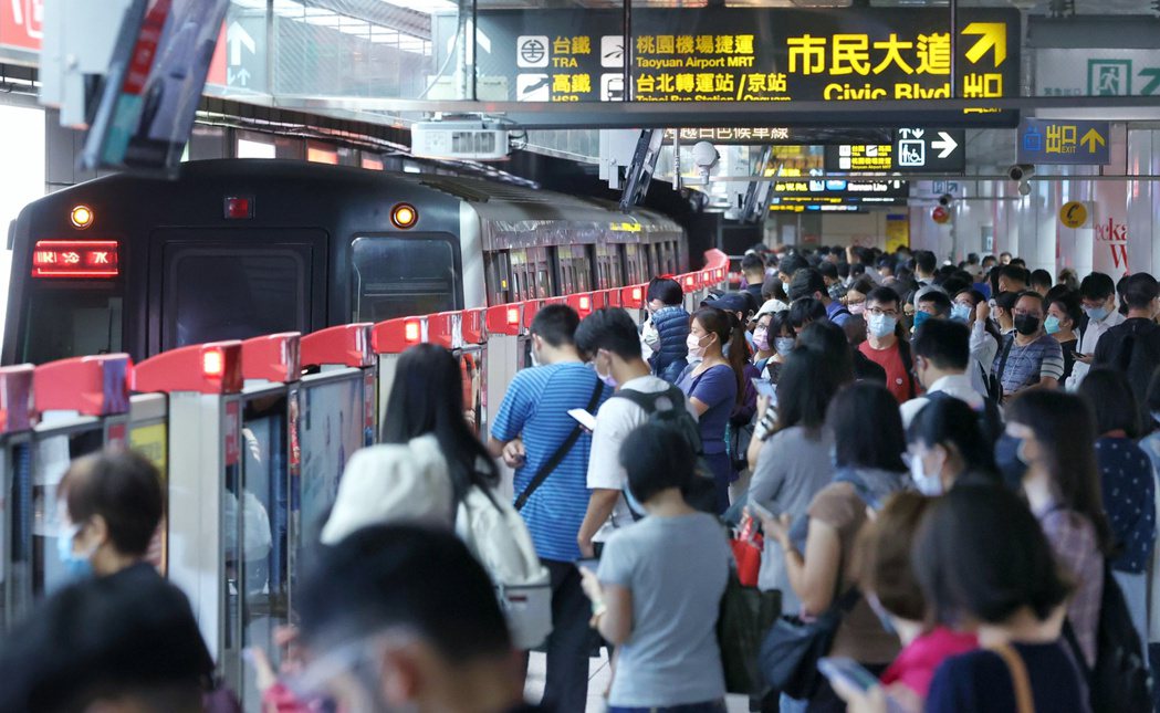 圖為台北捷運通勤人潮。報系資料照／記者曾原信攝影