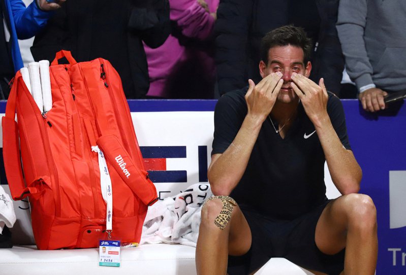 阿根廷網球名將迪爾波卓復出戰可能就是告別戰，賽後在板凳上情緒激動拭淚。 路透社