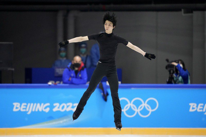 日本男子花式滑冰選手羽生結弦在北京冬奧挑戰3連霸，力拼明天長曲項目逆轉勝。他今天公開練習至今無人完成的4周半跳。 美聯社