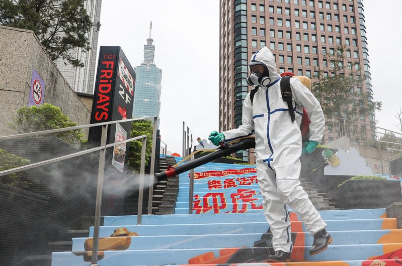 台灣要踏上與病毒共存之路，專家認為還得鋪上3大塊磚，圖為春節連假結束後台北轉運站加強清消。圖／聯合報系資料照片