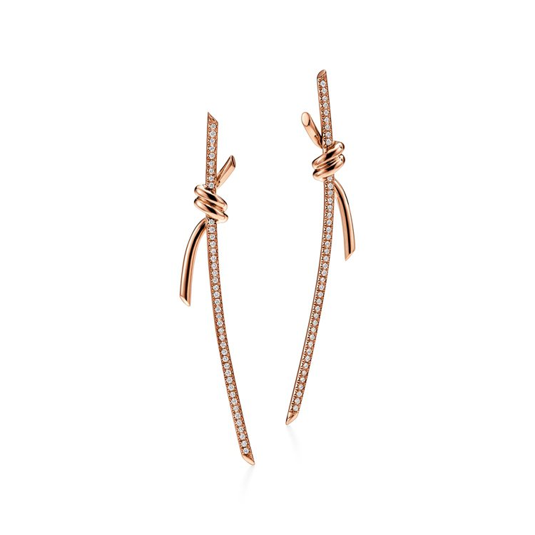 Tiffany Knot 18K玫瑰金長版鑲鑽耳環，18萬5,000元。。圖／T...