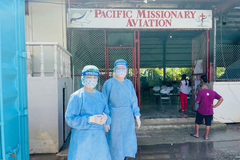 新光醫院在農曆年前緊急組成防疫醫療團赴帛琉協助，成員4人總共運送40箱醫療物資前往，也前進第一線協助當地篩檢站（圖）採檢。圖／黃建賢提供