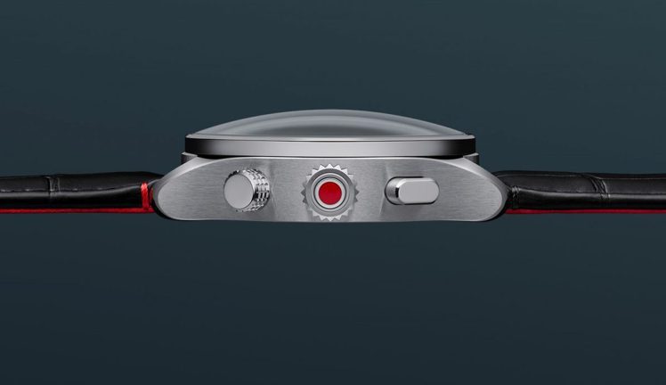 LEICA腕表採用專利按壓式設計，並藏入品牌經典紅色、格外醒目。圖 / 徠卡提供
