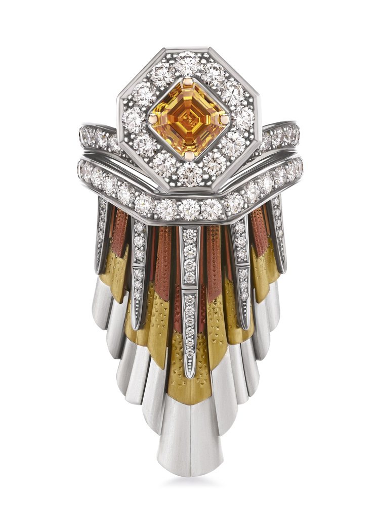 The Alchemist of Light by De Beers高級珠寶系列Light Rays皇冠造型戒指，共鑲嵌108顆鑽石總重2.93克拉，約415萬元。圖／De Beers提供