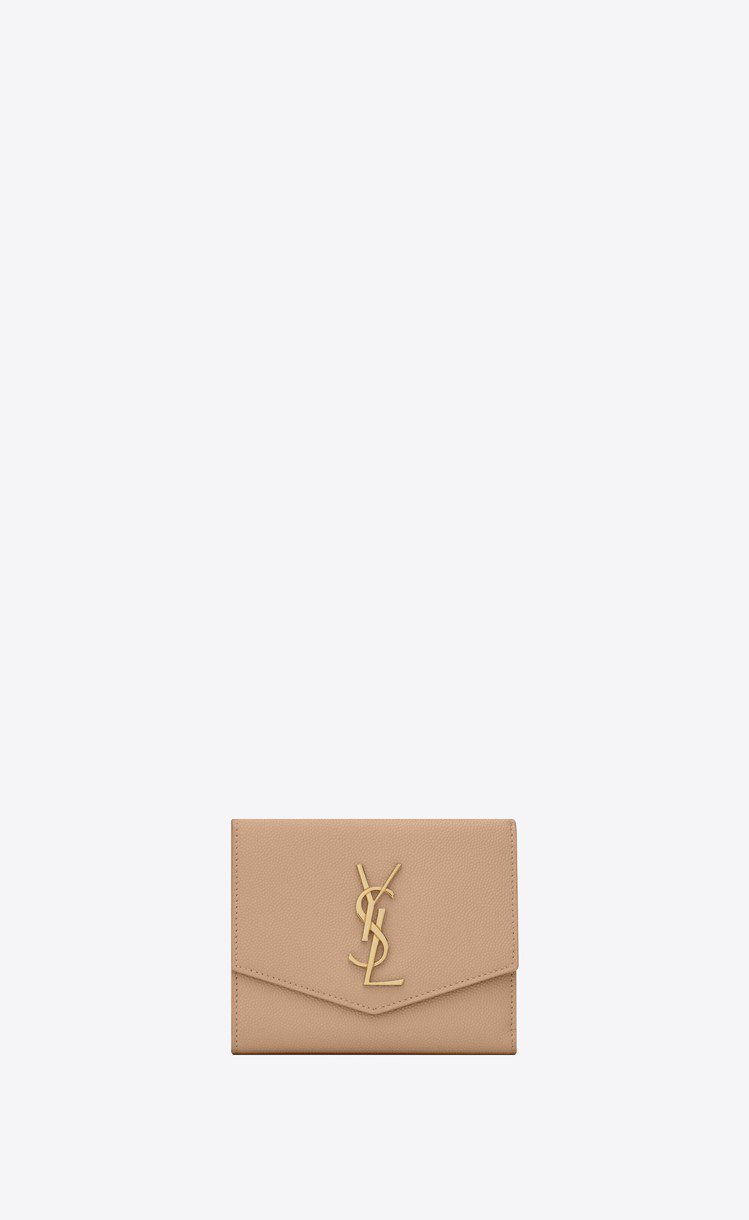 YSL Logo奶茶色小牛皮短夾，18,400元。圖／Saint Laurent提供