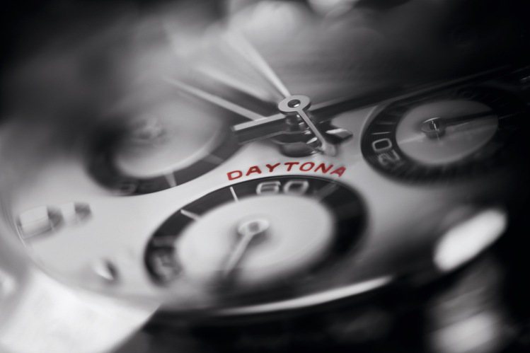 鮮紅的Daytona賽道名稱同時呈現在面盤和機芯，象徵熱情的表裡如一。圖 / 勞力士提供