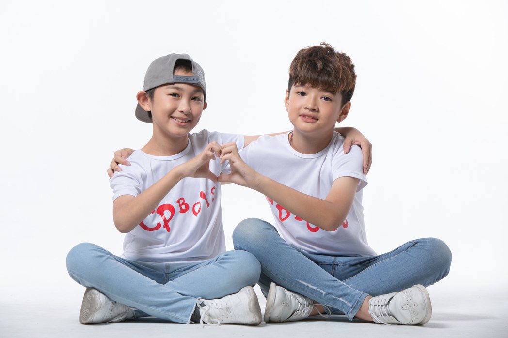 13歲的楊博智(左)與11歲的洪尚捷組成「CP BOYS萌力男孩」出道。圖／天馬傳播提供