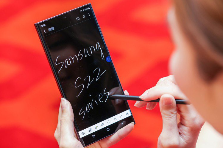 Samsung Galaxy S22 Ultra內建S Pen，可用來書寫或遙控...