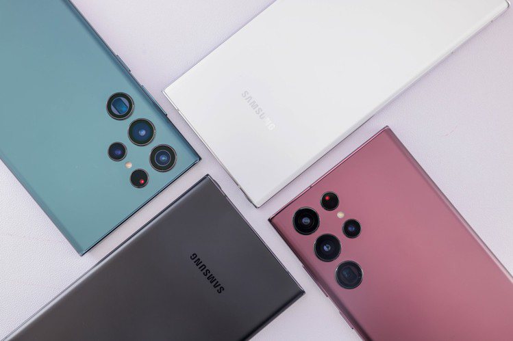 Samsung Galaxy S22 Ultra採用完美對稱的金屬邊框，將鏡面相...
