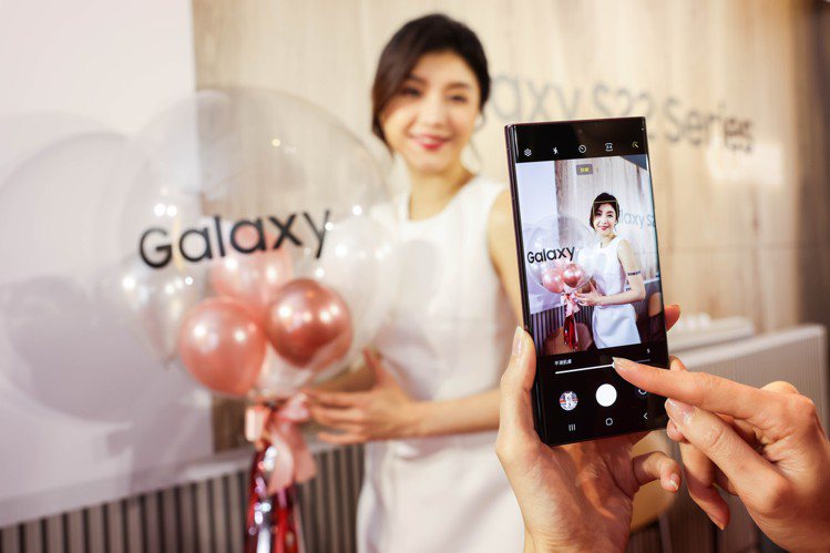 Samsung Galaxy S22系列的人像棚拍模式再進化，細節加倍出色。記者...