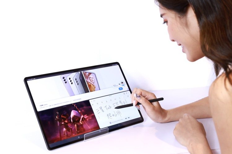 Samsung Galaxy Tab S8旗艦系列平板的多重視窗功能可多工作業並...