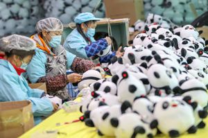 福建省晉江的一家工廠，員工在趕製北京冬奧會吉祥物「冰墩墩」。法新社