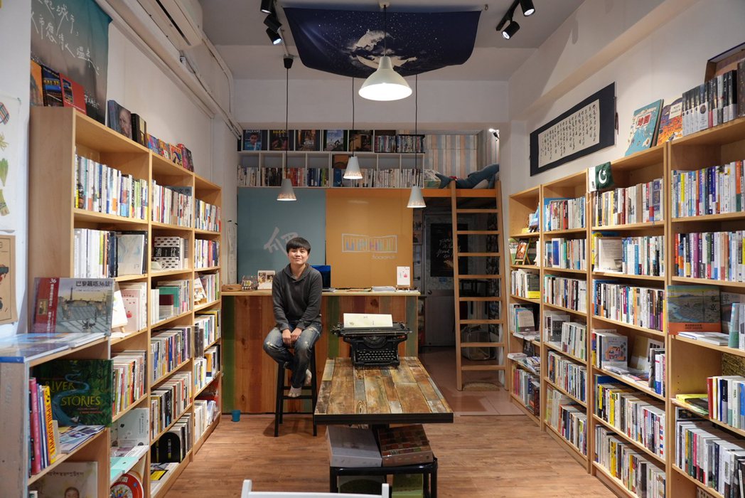 帶著安放心情的念想，鄭書婷把旅行多國經驗融入書店，打造出「爬上坡．好書室」。  ...