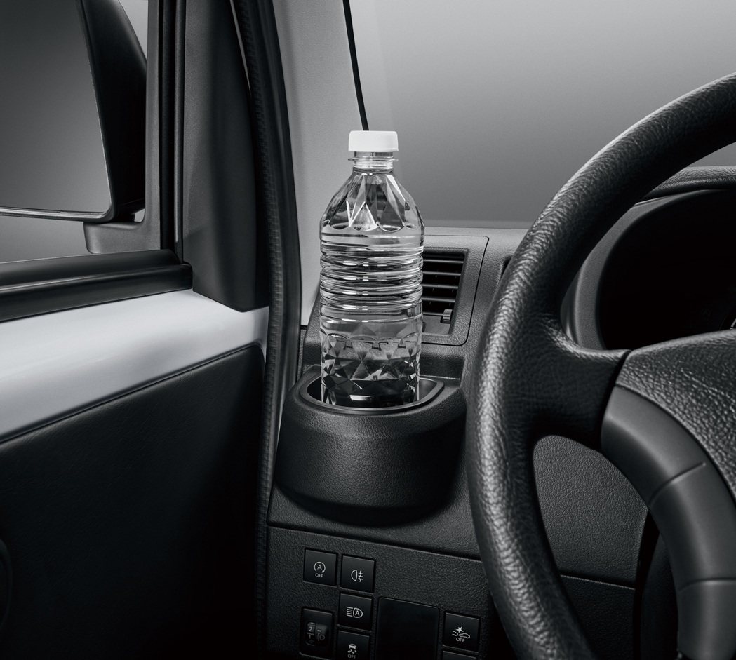 駕駛座置杯架在冷氣口正前方，可以確保冷飲保持冰涼。 圖/和泰汽車提供