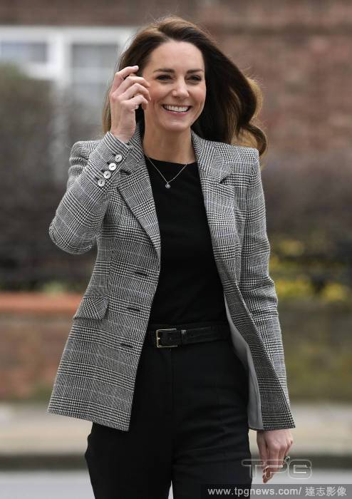 凱特王子妃以Catherine Walker格紋西裝外套表現優雅洗鍊的風采。（達...