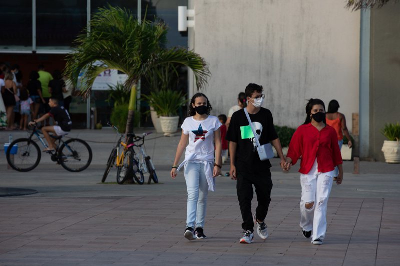 图为巴西人民外出戴口罩。 新华社(photo:UDN)