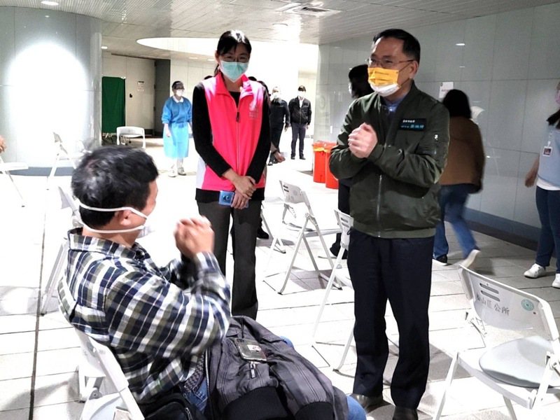 台北市松山捷運站新增加接種站，接受現場掛號，台北市副市長蔡炳坤上午前往視察。圖／北市府提供