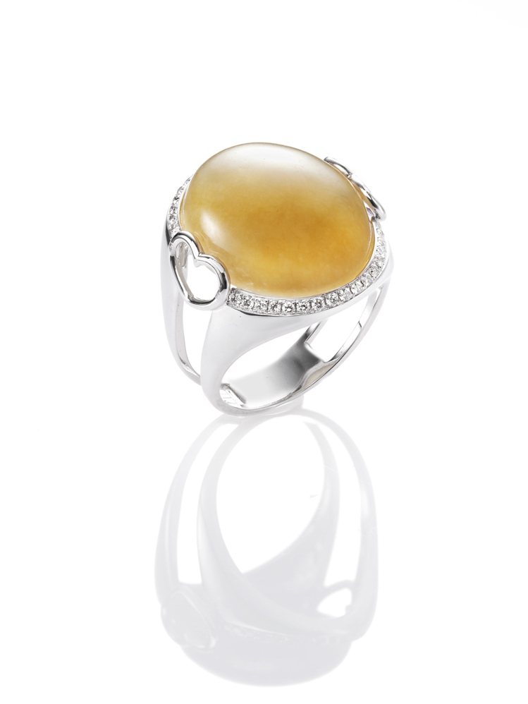 玉世家蛋面黃翡鑲鑽縷空造型寬版戒指，15萬6,000元。圖／玉世家提供