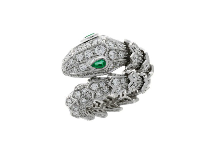 舒淇配戴的BVLGARI Serpenti Eyes on Me祖母綠與鑽石戒指，白K金鑲嵌鑽石，蛇眼鑲嵌2顆梨形切割祖母綠總重約0.26克拉，價格店洽。圖／寶格麗提供
