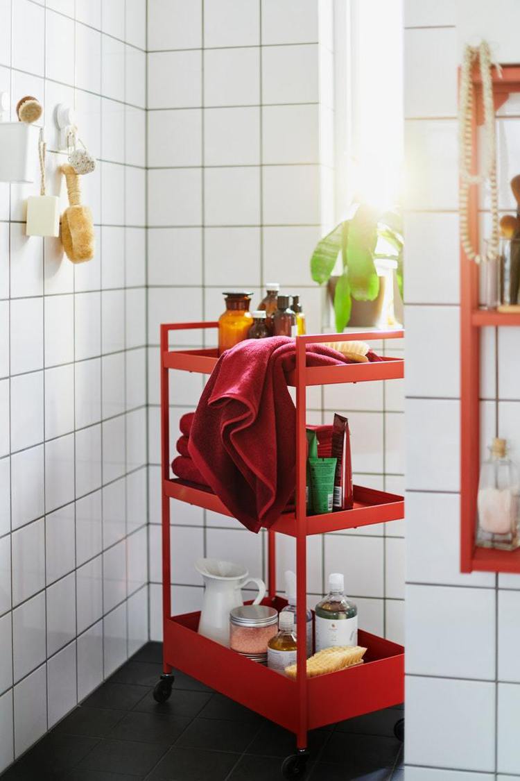 IKEA附輪腳NISSAFORS推車，像移動式化妝台 滿足浴室所有需求，好好享受個人療癒時光。圖／IKEA提供