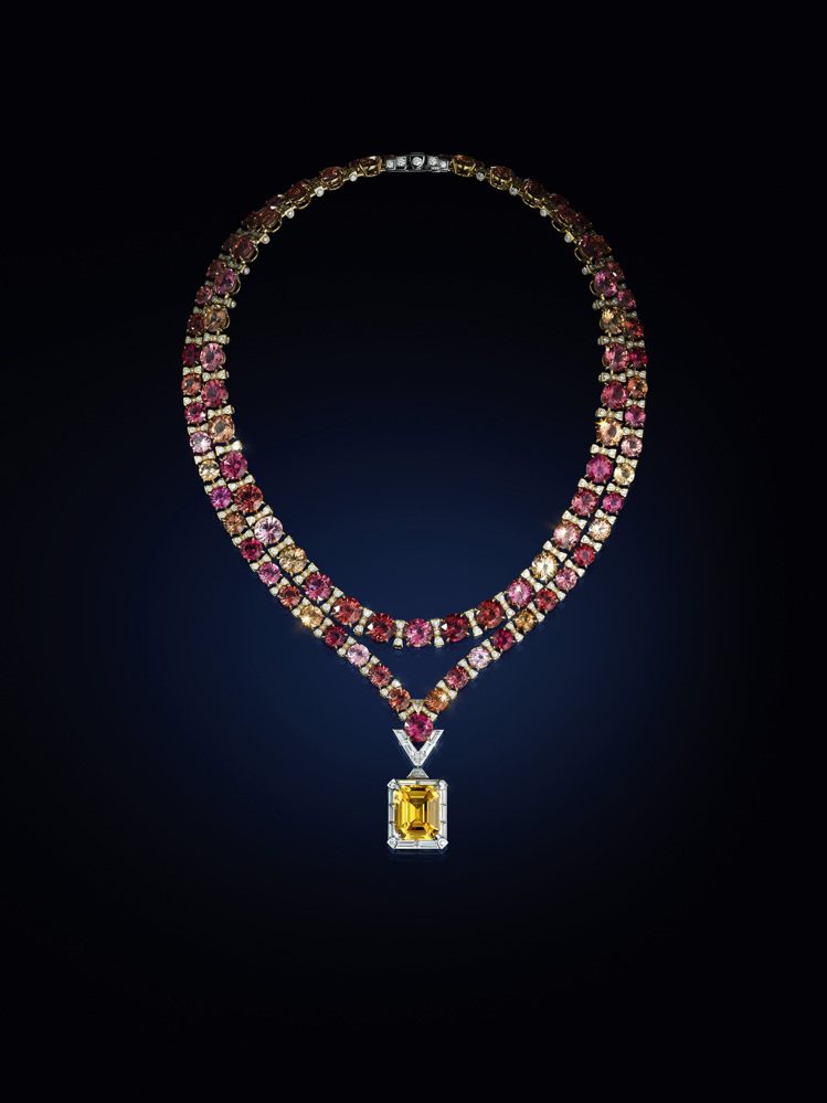 BRAVERY高級珠寶系列第二篇章Le Magnétisme項鍊，則以來自斯里蘭卡的20.29克拉枕形切割黃色剛玉為主角。圖／路易威登提供