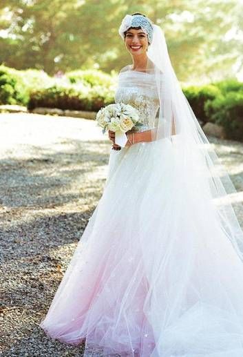 安海瑟薇婚紗照、婚宴都穿同一件VALENTINO訂製禮服。圖／摘自IG