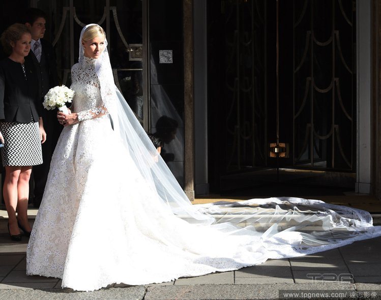 名媛妮基希爾頓穿VALENTINO訂製婚紗。圖／達志影像