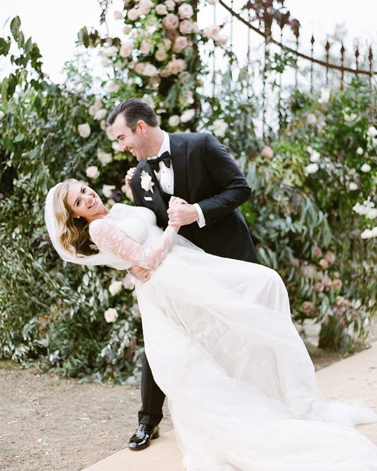 名模凱特阿普頓穿VALENTINO訂製婚紗出嫁。圖／摘自IG