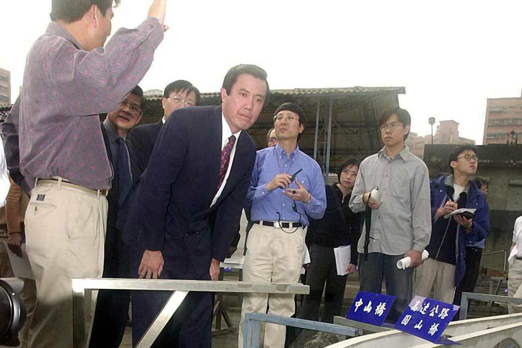 2002年時任台北市長馬英九視察中山橋原地抬高可行性的水工模型試驗。 圖／聯合報系資料照
