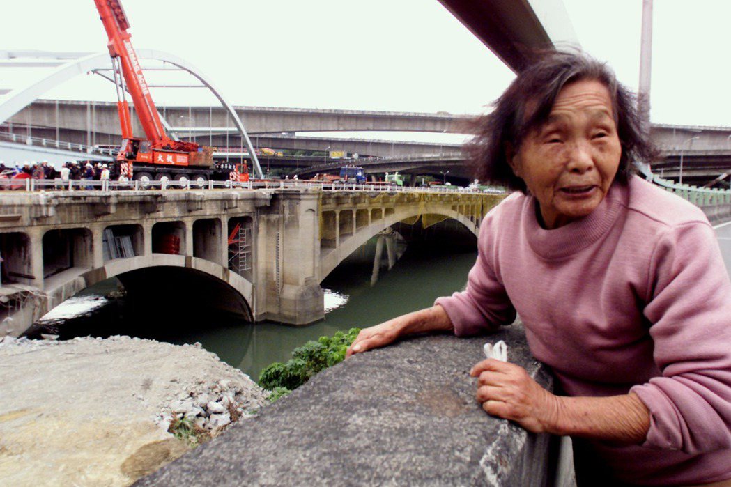 2002年12月下旬，中山橋拆橋遷建工程開工。 圖／聯合報系資料照