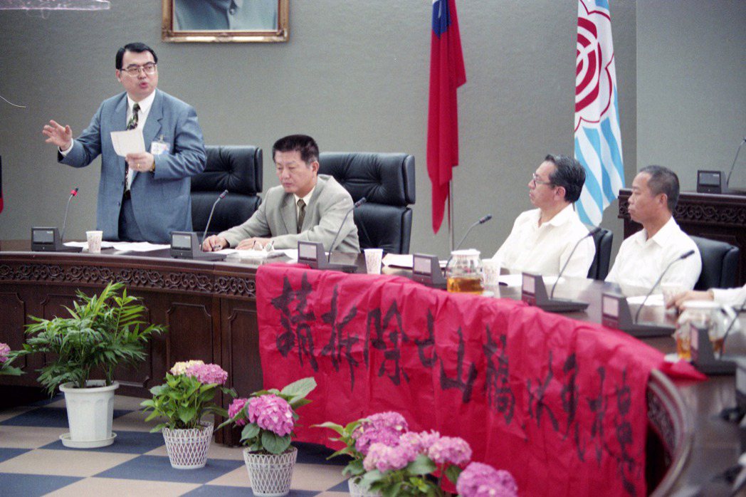 1995年，台北市中山區民眾赴市府請願強烈要求拆除中山橋。圖為時任工務局長李鴻基（站立者）。 圖／聯合報系資料照
