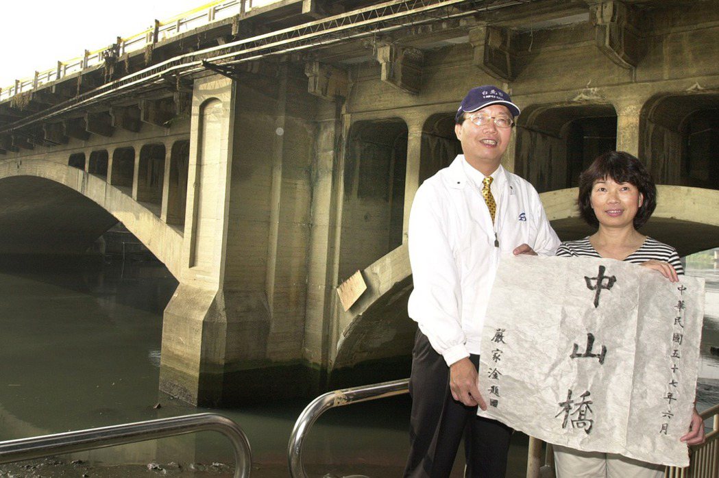 2002年12月19日，中山橋開始拆解移置，時任市政府文化局局長龍應台（右）及時任工務局局長陳威仁（左）在橋上舉行「拓碑儀式」。 圖／聯合報系資料照