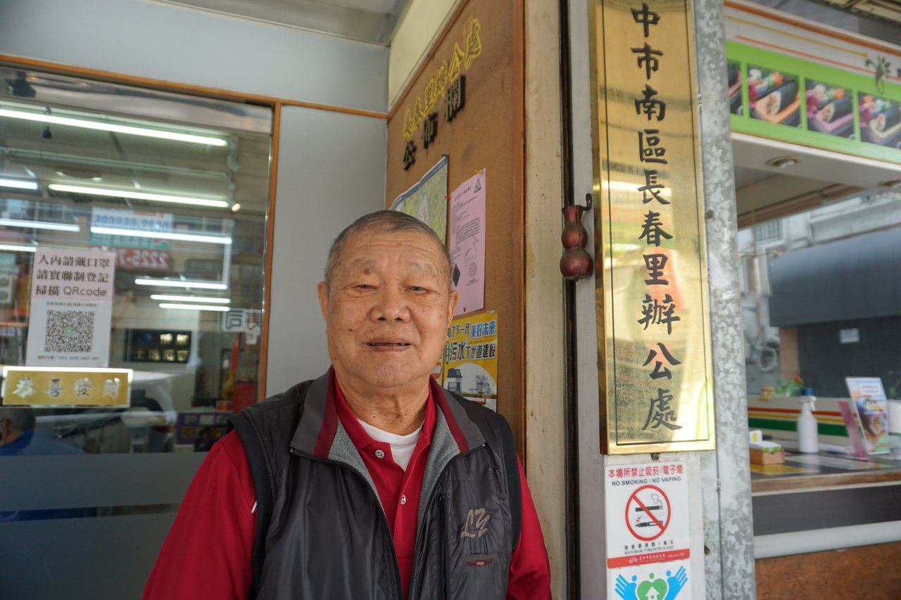 80歲劉慶懷每天早起健身，還在社區長照據點當志工，炒菜共餐、打掃清潔樣樣來。劉慶...