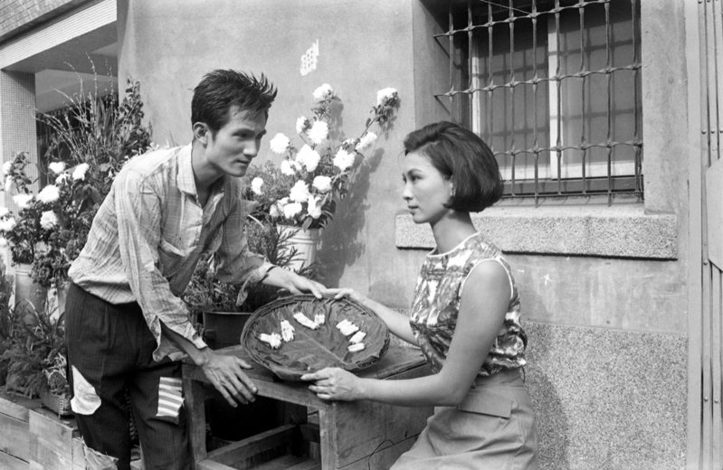 圖右為1965年《台北街頭》台語片開鏡時的白蘭，她也是《高雄發的尾班車》、《台北發的早車》等知名台語片的主演紅星。《聯合報》1965.9.1，陳明輝攝影。