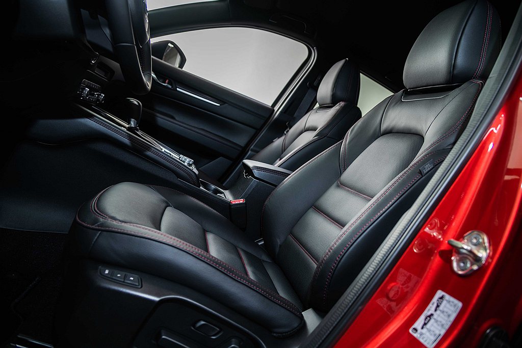內裝部分，Mazda CX-5傲視對手配置雙前座導流式通風座椅與BOSE環繞音響...