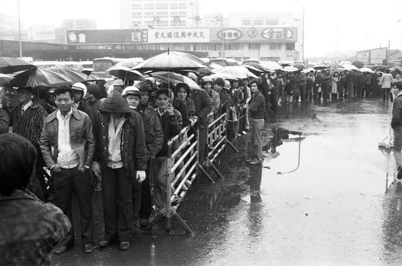 1980年2月11日，台鐵開放預售春節車票，超過2000人大排長龍等候搶購預售票隊。圖／聯合報系資料照片